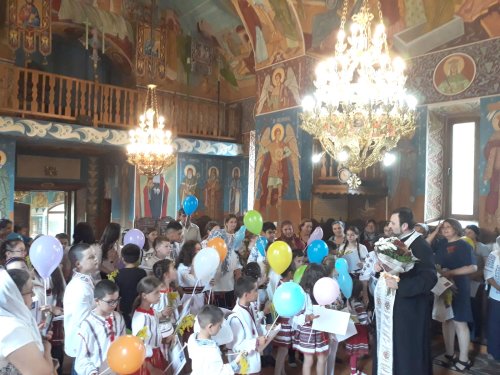 Ie românească, diplome şi premii pentru copiii din Glodenii Gândului Poza 119749