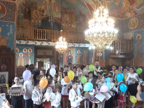 Ie românească, diplome şi premii pentru copiii din Glodenii Gândului Poza 119750