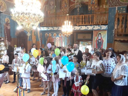 Ie românească, diplome şi premii pentru copiii din Glodenii Gândului Poza 119751