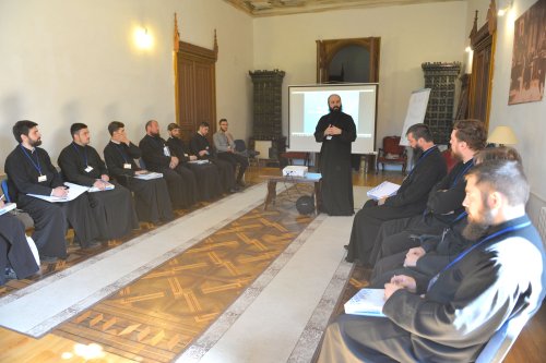 Atelier pentru formarea tinerilor preoţi la Miclăuşeni Poza 120103