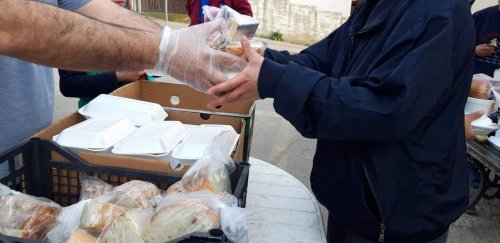 O mână de ajutor pentru oamenii străzii din Iași Poza 120243