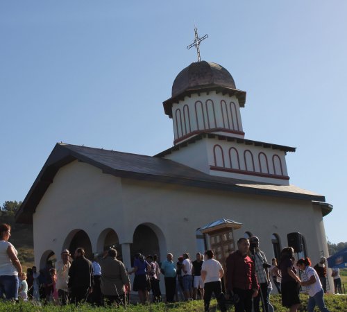 Sfințire de biserică la Valea Fântânilor  Poza 120259