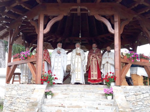 Părintele profesor Vasile Mihoc a slujit şi a conferenţiat la Vicovu de Sus Poza 120848