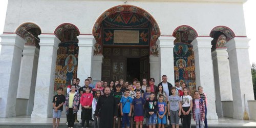 Pelerinaj în Moldova al tinerilor din Parohia Subpiatră, Oradea Poza 121044