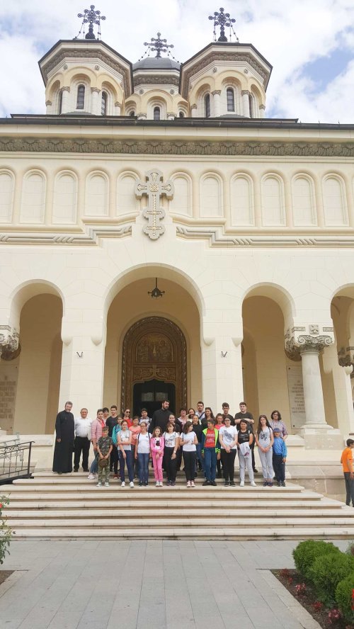 Excursie educativă şi activitate cultural-misionară a Grupului „Vlăstarele Rarăului“ din Câmpulung Moldovenesc Poza 121321