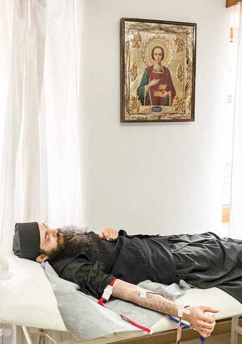 Monahii de la Mănăstirea Putna au participat la o nouă campanie de donare de sânge Poza 121435
