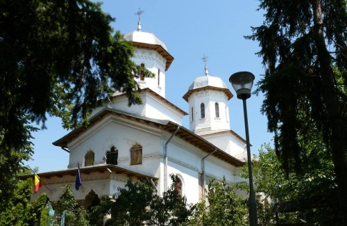 Biserica „Sfântul Mare Mucenic Mina” din municipiul Pitești, județul Argeș Poza 121785