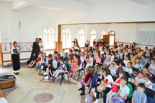 Cântecul şi portul popular, prezentate copiilor din Botoşani Poza 122113
