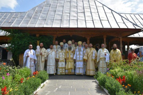Mănăstirea „Sfânta Ana” de la Orşova şi-a serbat hramul Poza 122095