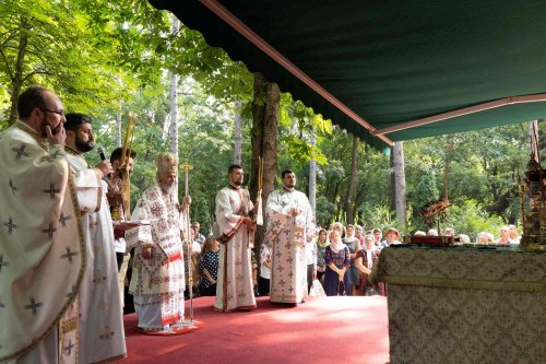 Sfântul Pantelimon, prăznuit cu evlavie de credincioşi Poza 122132