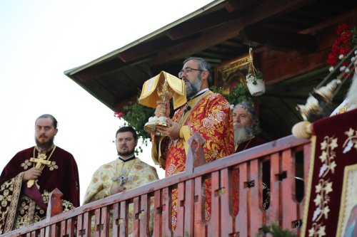 Sfântul Pantelimon, prăznuit cu evlavie de credincioşi Poza 122135