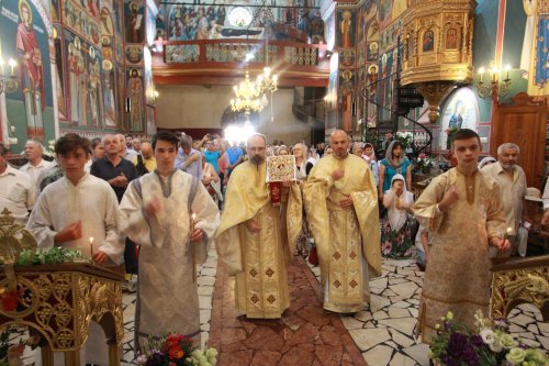 Sfântul Pantelimon, prăznuit cu evlavie de credincioşi Poza 122138