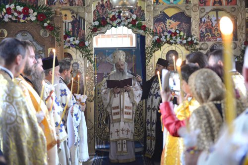 Biserica „Sfântul Ierarh Nicolae” din Botoşani a primit veşmântul sfinţirii Poza 122752