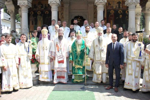 Liturghie arhierească  la Mănăstirea Lainici Poza 123057