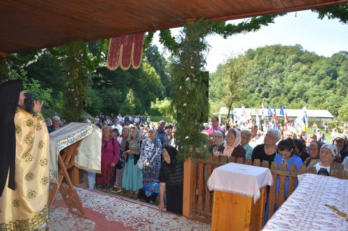 Mulți credincioși la hramul Mănăstirii Almăj-Putna Poza 123274