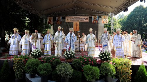 Sfântul Ierarh Nifon, sărbătorit la Târgoviște Poza 123478