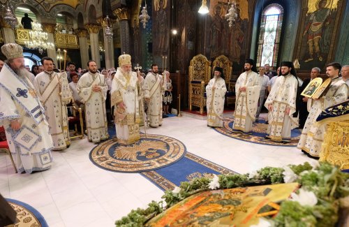 Cinstire adusă Maicii Domnului la Catedrala Patriarhală Poza 123742
