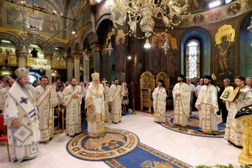 Cinstire adusă Maicii Domnului la Catedrala Patriarhală Poza 123743
