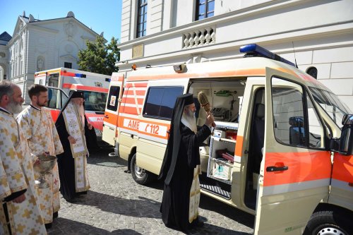 Fundaţia medicală „Providenţa“ Iaşi a primit două ambulanţe de la Crucea Roşie Bavaria Poza 124041