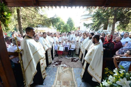 IPS Mitropolit Teofan a sfinţit altarul de vară al Parohiei Poieniţa