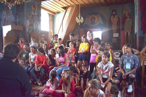 „Tabăra bucuriei” pentru 100 de tineri şi copii de etnie romă Poza 124391