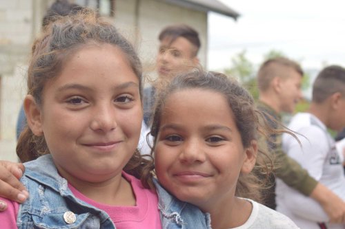 „Tabăra bucuriei” pentru 100 de tineri şi copii de etnie romă Poza 124401
