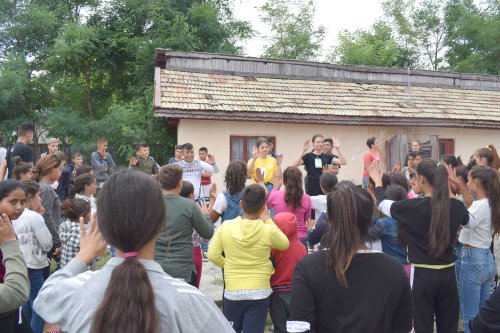 „Tabăra bucuriei” pentru 100 de tineri şi copii de etnie romă Poza 124407