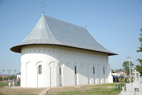 Biserica „Sfinţii Arhangheli” din Sculeni a fost sfinţită Poza 124483