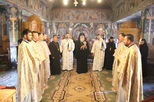 Liturghie arhierească la Mănăstirea Strâmba-Jiu Poza 124588