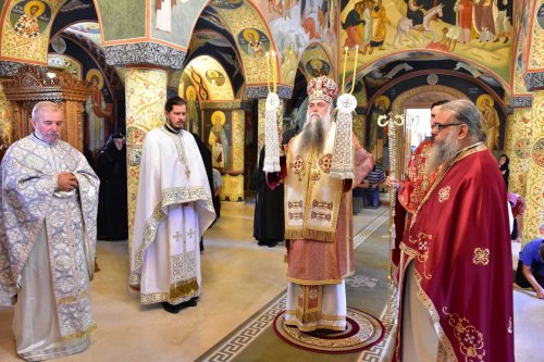 Sfinte Liturghii arhiereşti în trei mănăstiri oltene Poza 124939