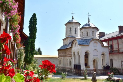 Sfinte Liturghii arhiereşti în trei mănăstiri oltene Poza 124940