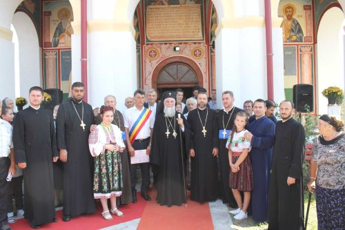 Slujbă arhierească la centenarul bisericii din Teleşti Poza 125086