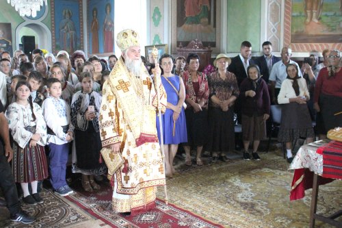 Slujbă arhierească la centenarul bisericii din Teleşti Poza 125089