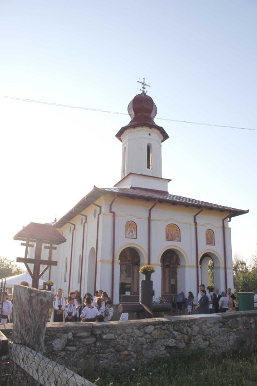Slujbă arhierească la centenarul bisericii din Teleşti Poza 125090