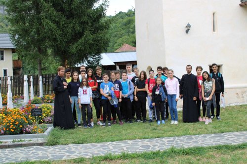 Tabără etnografică la mănăstirea vâlceană Bistrița Poza 125186