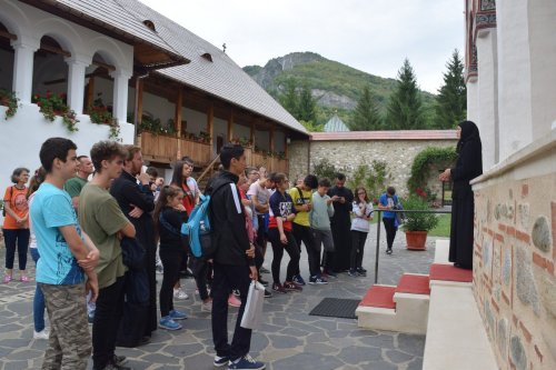 Tabără etnografică la mănăstirea vâlceană Bistrița Poza 125188