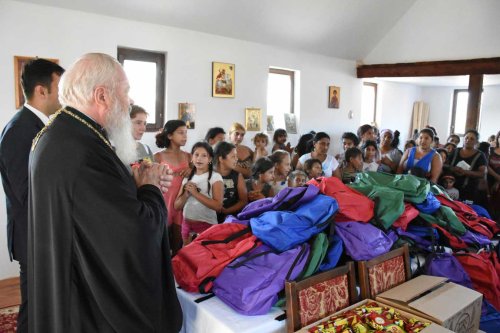 275 de ghiozdane pentru copiii rromi de la Pata Rât – Cluj, dăruite de Părintele Mitropolit Andrei Poza 125284
