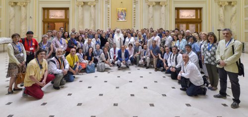 Participanţii la „Forumul Românilor de Pretutindeni” în vizită la Palatul Patriarhiei Poza 189388