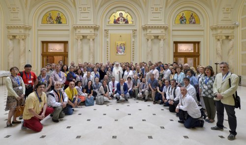 Participanţii la „Forumul Românilor de Pretutindeni” în vizită la Palatul Patriarhiei Poza 189390