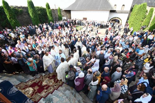 Mii de pelerini s-au rugat la hramul Mănăstirii Hadâmbu Poza 125918