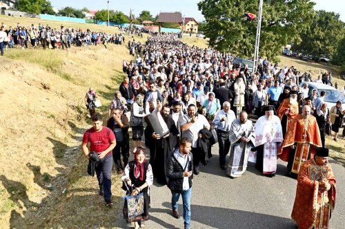 Mii de pelerini pe „Drumul Crucii”, la Mănăstirea Hadâmbu Poza 126415