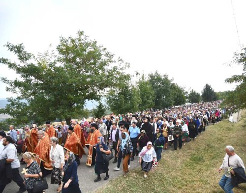 Mii de pelerini pe „Drumul Crucii”, la Mănăstirea Hadâmbu Poza 126417
