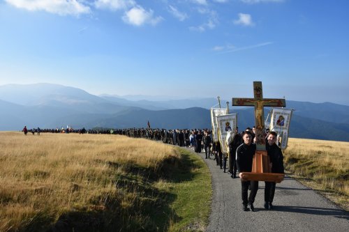 Pelerinaj la crucea de pe Muntele Mic din județul Caraș-Severin Poza 126387
