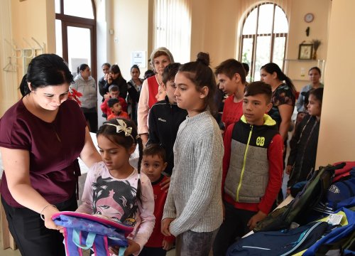 Ghiozdane și rechizite pentru 300 de copii din București Poza 126822