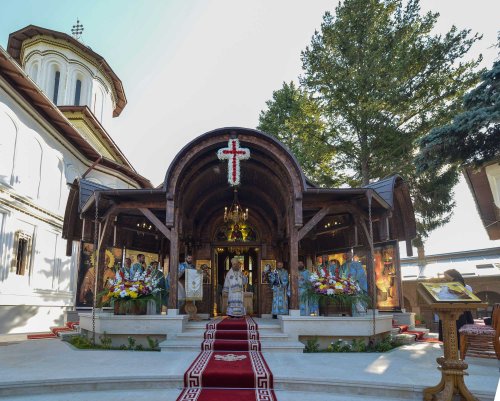 Hramul Altarului de vară al Mănăstirii Plumbuita Poza 128085