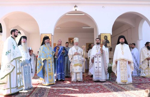 Liturghie arhierească la hramul Mănăstirii Floreşti, judeţul Cluj Poza 128054