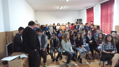 Tinerii din Teiuș, discuții pe teme privitoare la autocunoaștere Poza 129061