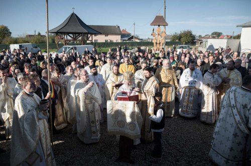 O biserică nouă din județul Suceava a primit veşmântul sfinţirii Poza 129233