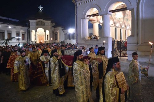 Priveghere în cinstea Sfintei Parascheva la Catedrala Patriarhală Poza 129146