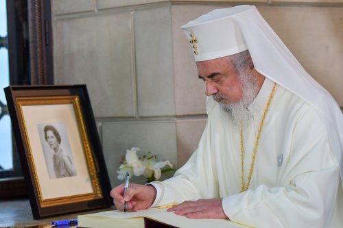 Patriarhul României a rostit o rugăciune la catafalcul din Palatul Elisabeta  Poza 129570